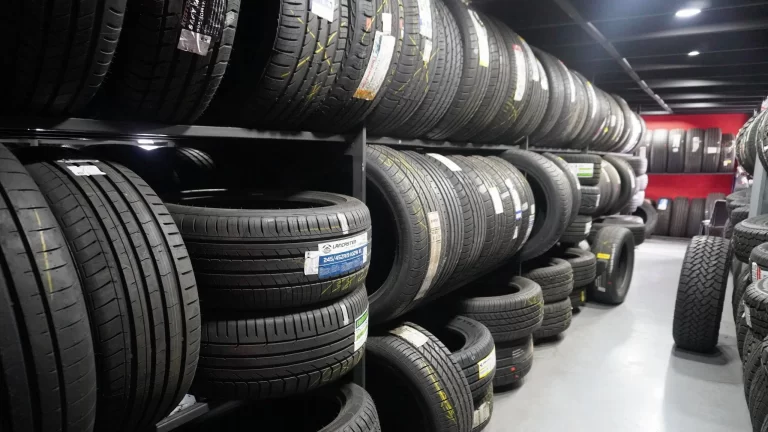 Estanterías con llantas nuevas organizadas en un almacén.