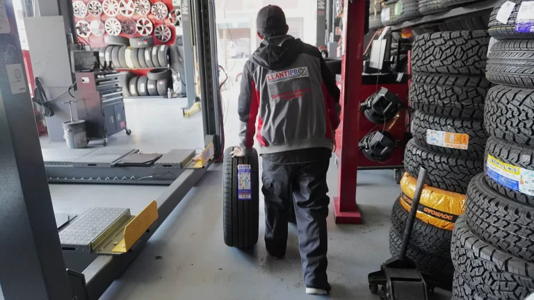 Equipo Técnico en Movimiento Distribución y Control de Inventario de Llantas