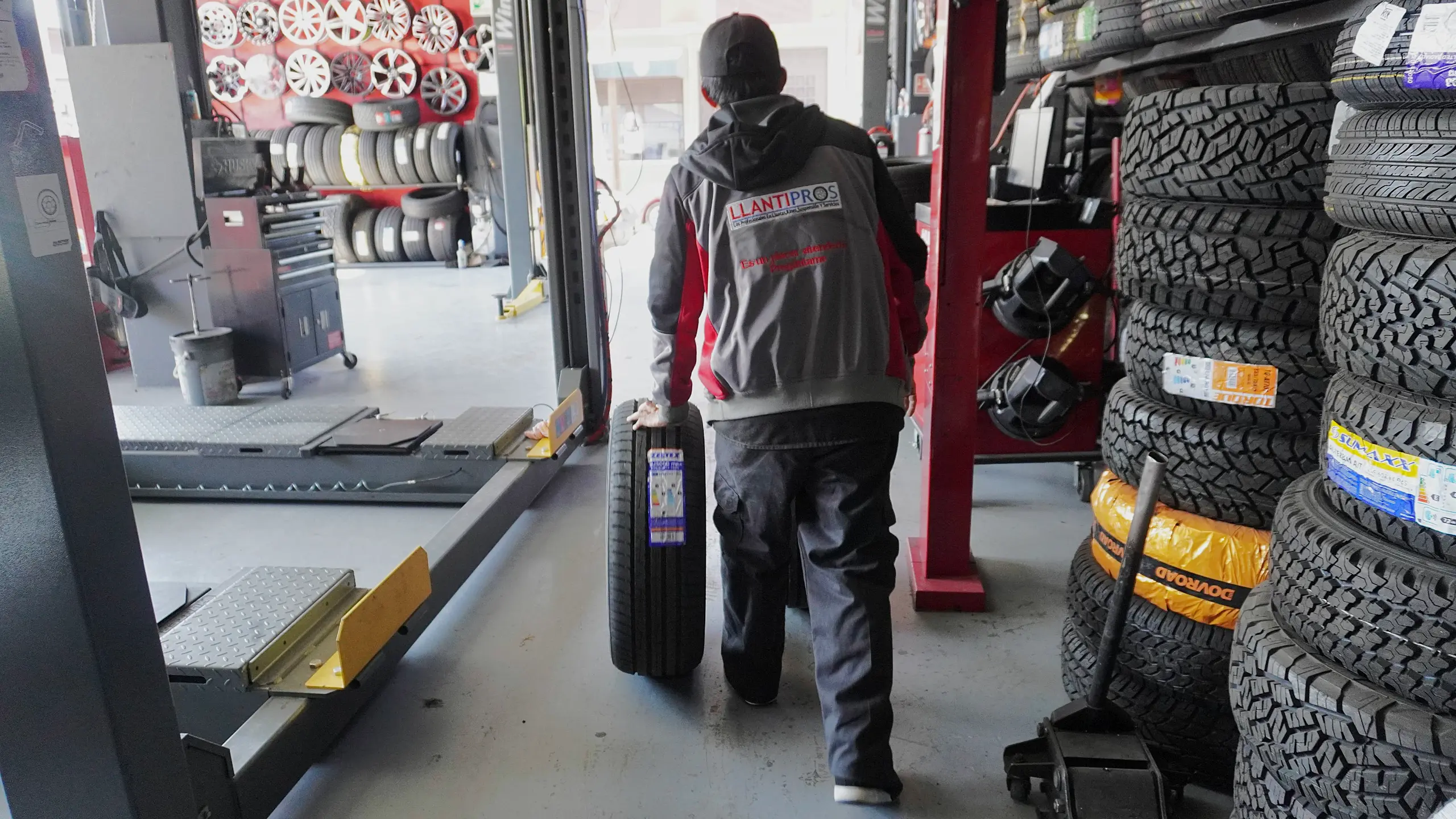 Equipo Técnico en Movimiento Distribución y Control de Inventario de Llantas