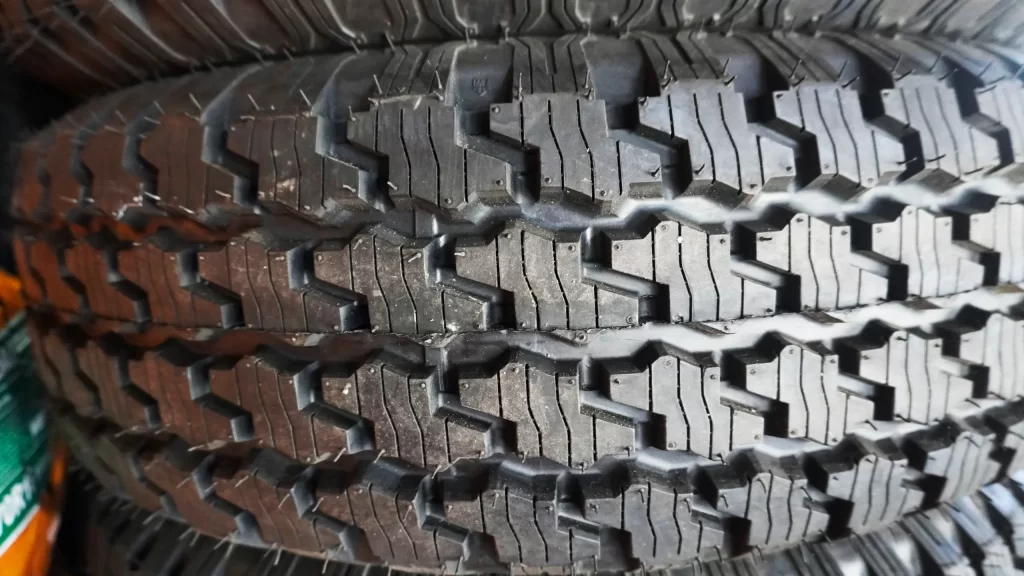 Detalle de banda de rodadura en llanta Mud Terrain para distribución al mayoreo en México