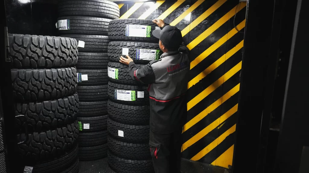 Técnico revisando etiquetado de llanta con índice de carga y velocidad conforme NOM-086-SCFI-2018